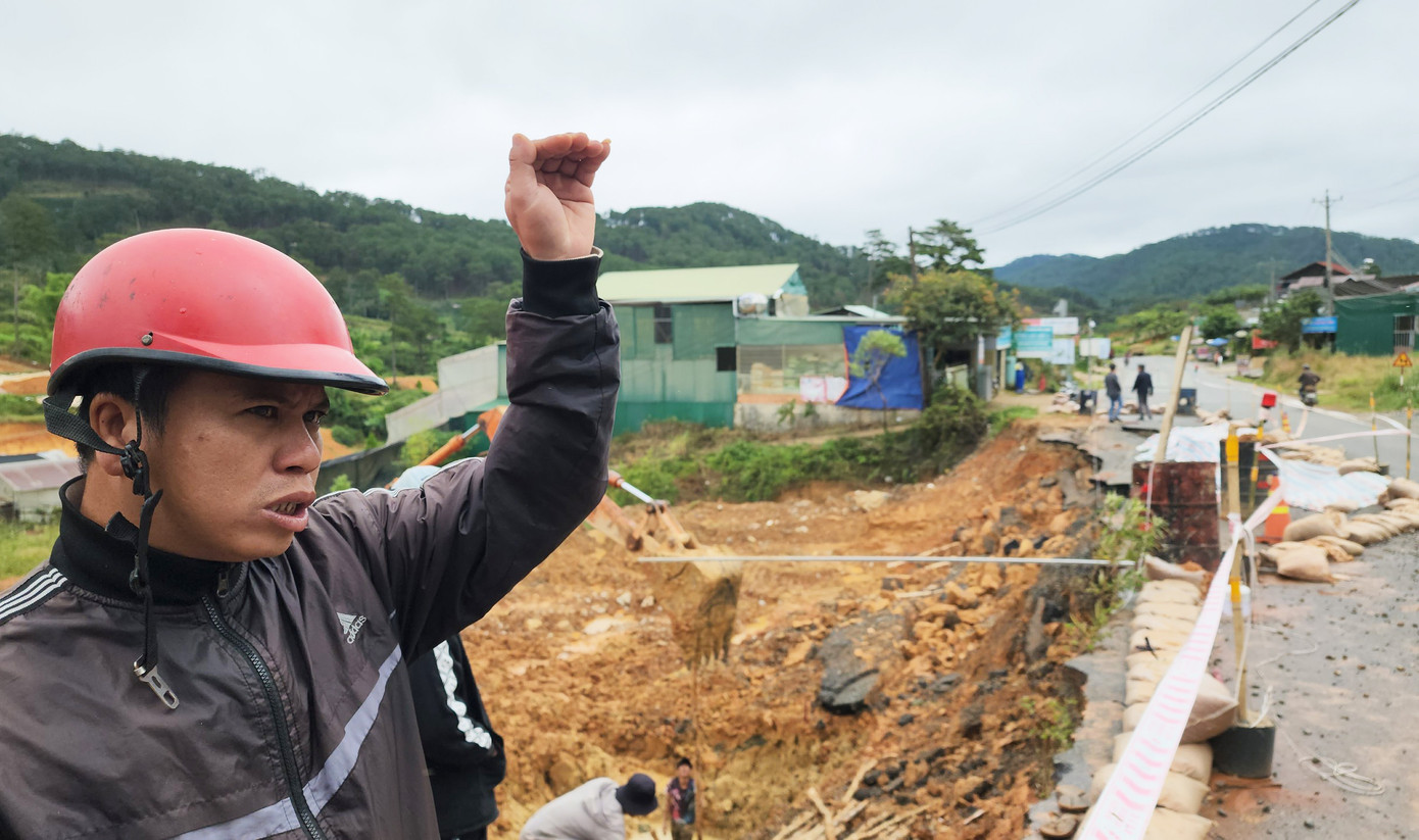 Khắc phục sự cố và điều tiết giao thông ở khu vực sạt lở Khắc phục sự cố và điều tiết giao thông ở khu vực sạt lở