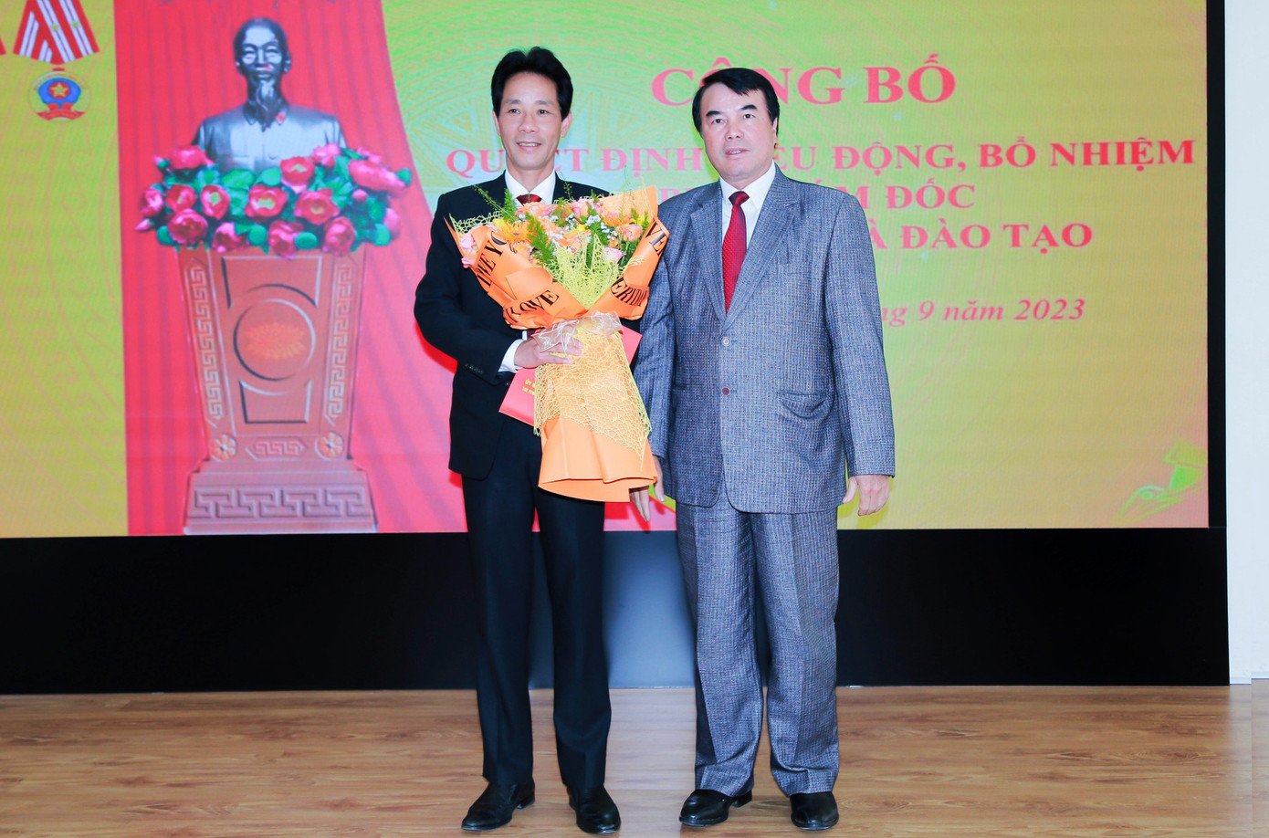 Ông Phạm S trao quyết định bổ nhiệm Phó Giám đốc Sở GD&amp;ĐT cho ông Trần Đức Minh.