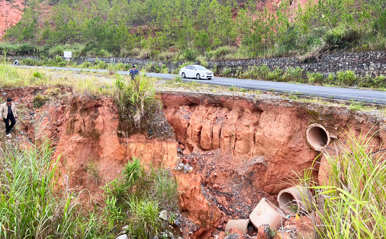Đoạn đường qua xã Đạ Sar bị sạt lở nghiêm trọng Đoạn đường qua xã Đạ Sar bị sạt lở nghiêm trọng