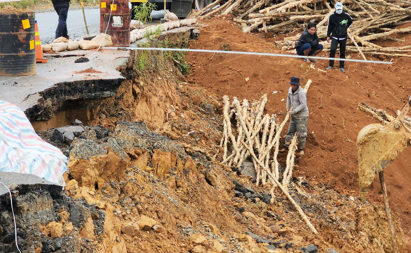 Khẩn trương khắc phục sự cố sạt lở đường Khẩn trương khắc phục sự cố sạt lở đường