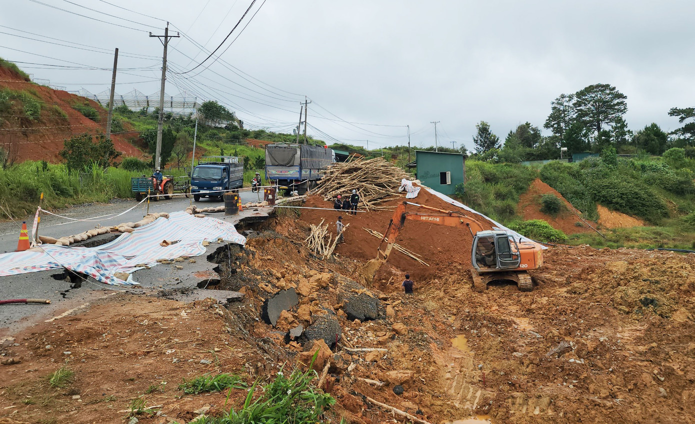 Xe cộ chỉ có thể lưu thông 1 chiều qua đoạn đường bị sạt lở Xe cộ chỉ có thể lưu thông 1 chiều qua đoạn đường bị sạt lở