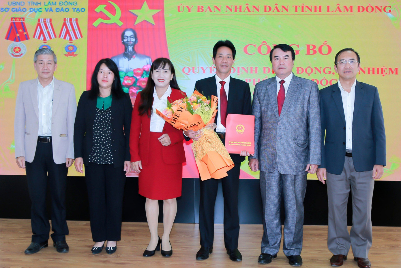 Lãnh đạo UBND tỉnh Lâm Đồng, Sở GD&amp;ĐT và UBND TP Đà Lạt tặng hoa chúc mừng ông Trần Đức Minh