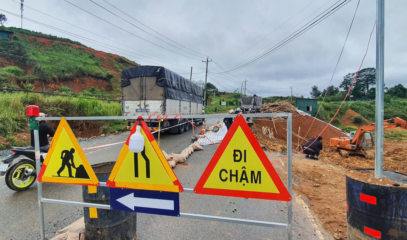 Cắm biển cảnh báo nguy hiểm Cắm biển cảnh báo nguy hiểm