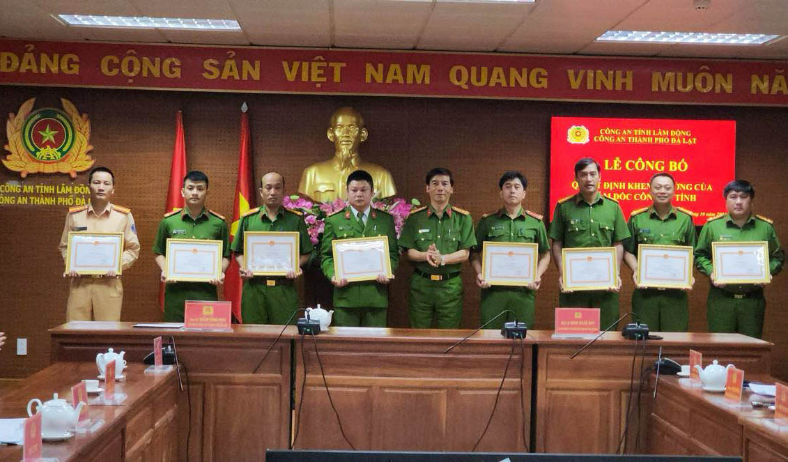 Khen thưởng các cán bộ nỗ lực giải cứu thành công bé trai 6 tuổi