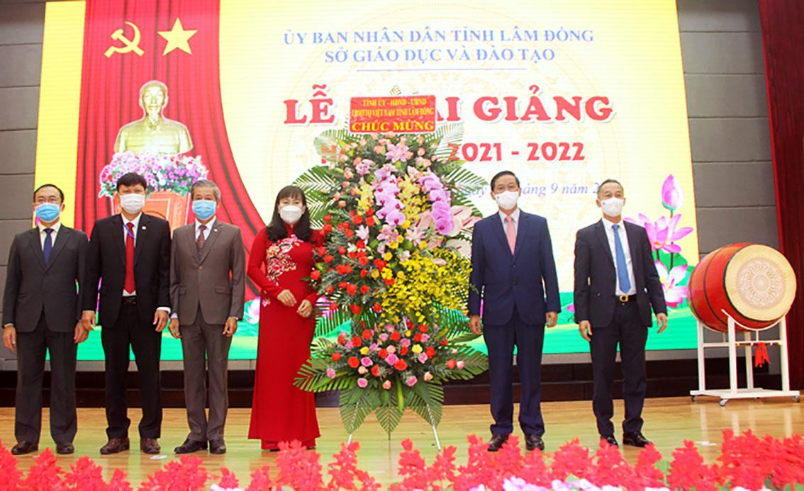 Lãnh đạo tỉnh tặng hoa cho ngành giáo dục vào ngày khai giảng 15/9 Lãnh đạo tỉnh tặng hoa cho ngành giáo dục vào ngày khai giảng 15/9