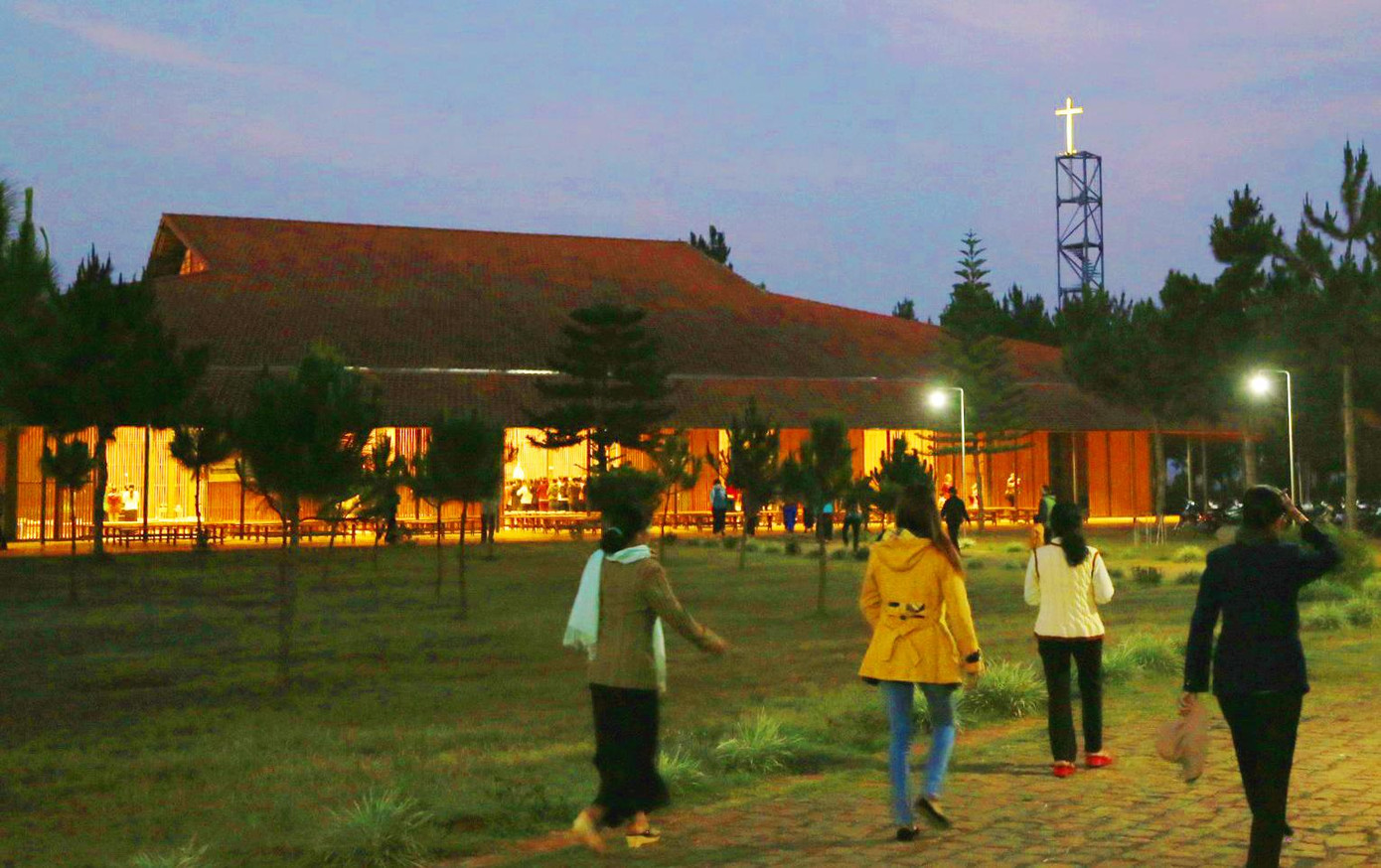 Thánh giá vươn cao