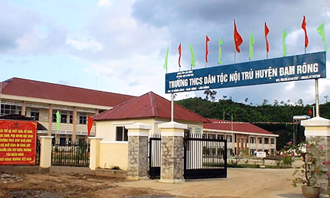 Một trường DTNT đang được sử dụng làm khu cách ly phòng chống dịch