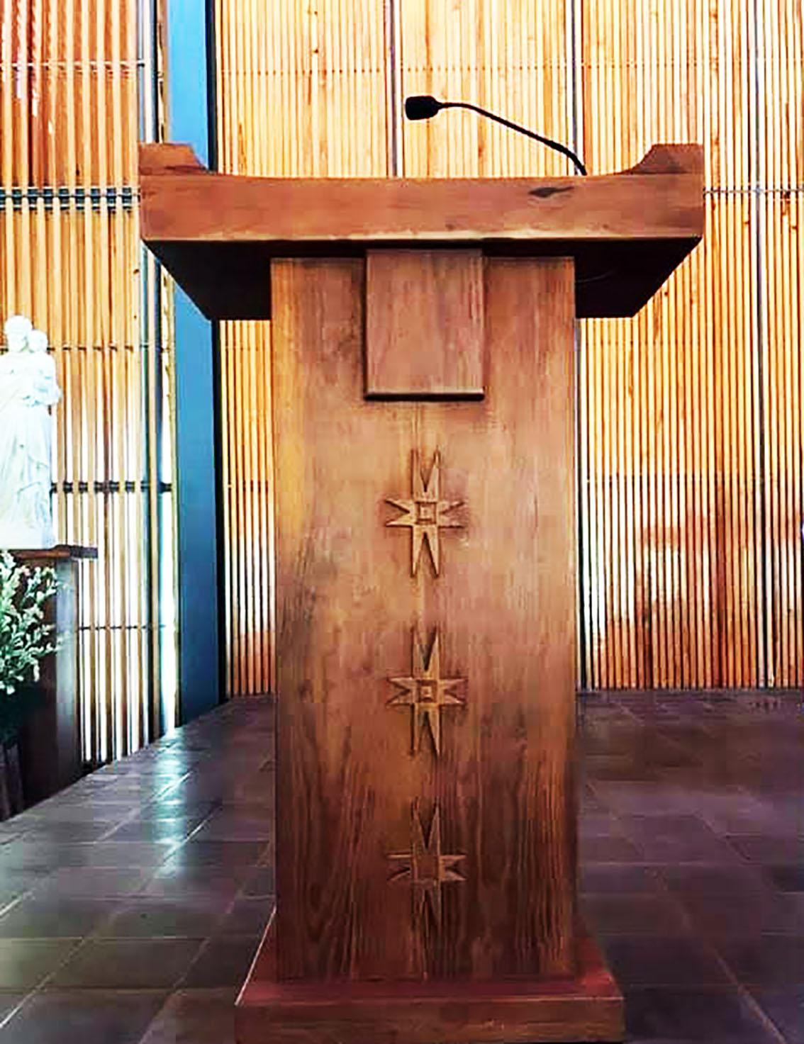 Bục giảng hình đầu trâu, trang trí hoa văn