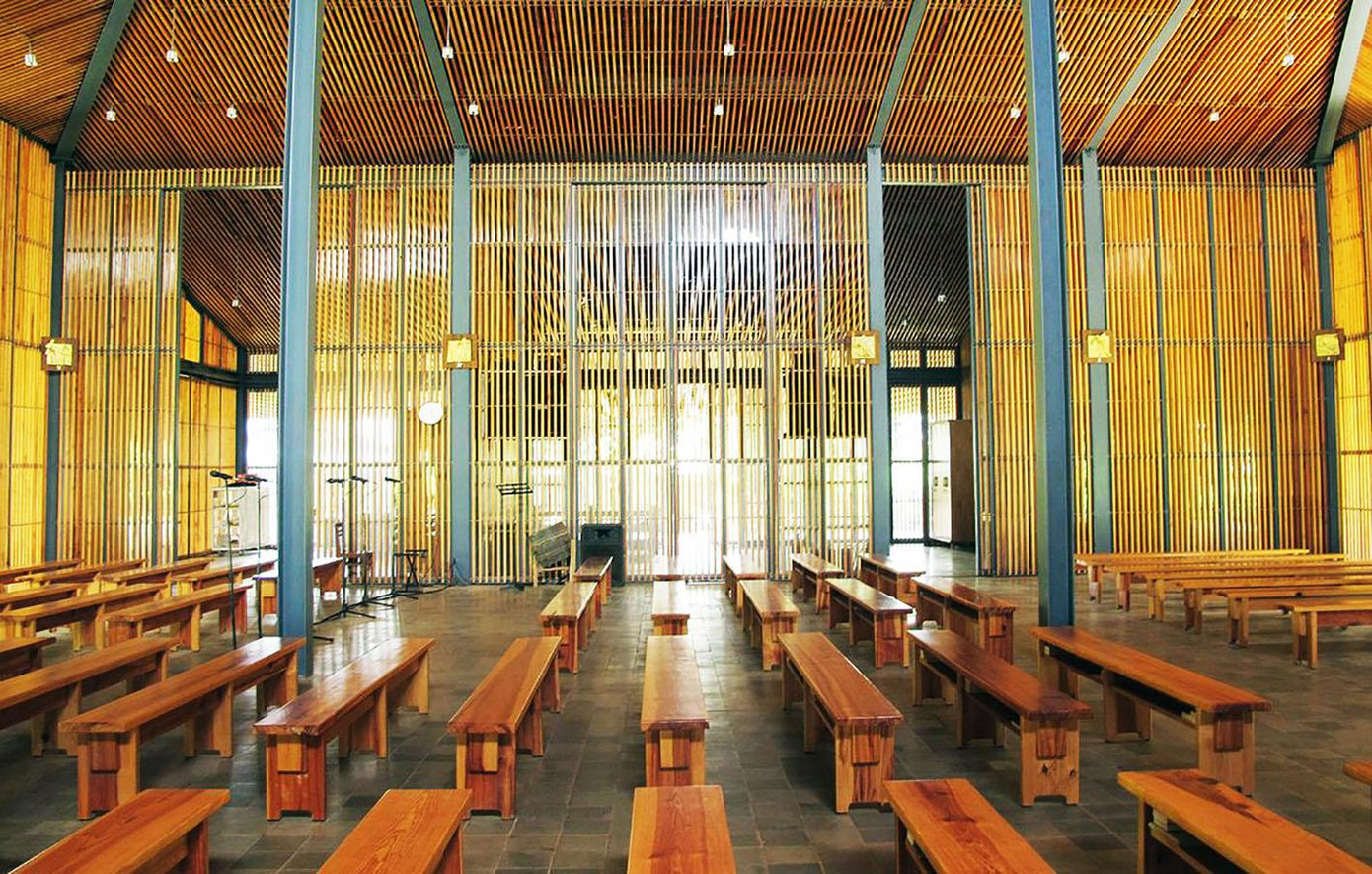 Tường và trần được thiết kế như những ''rèm'' gỗ thông thoáng, tạo không gian mở