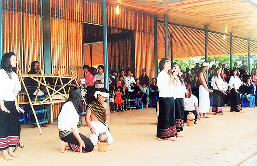 Người Chu Ru đi lễ nhà thờ