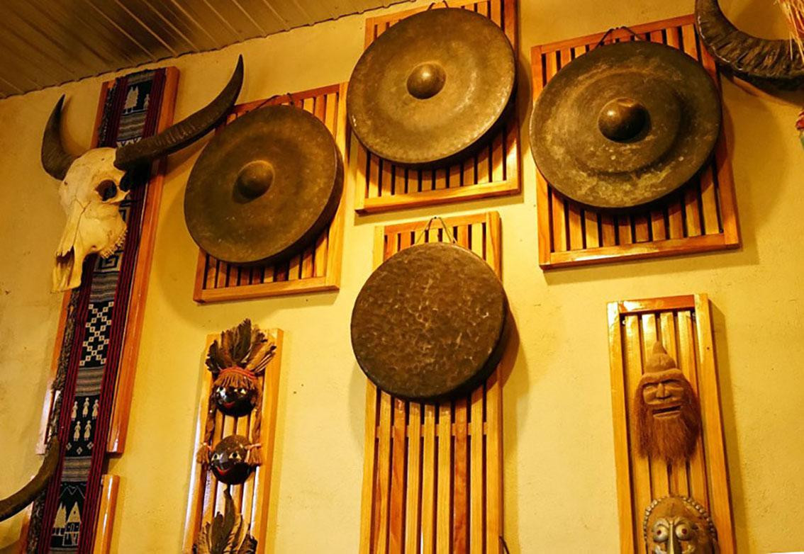 Trang trí bằng các hiện vật của tộc người Chu Ru