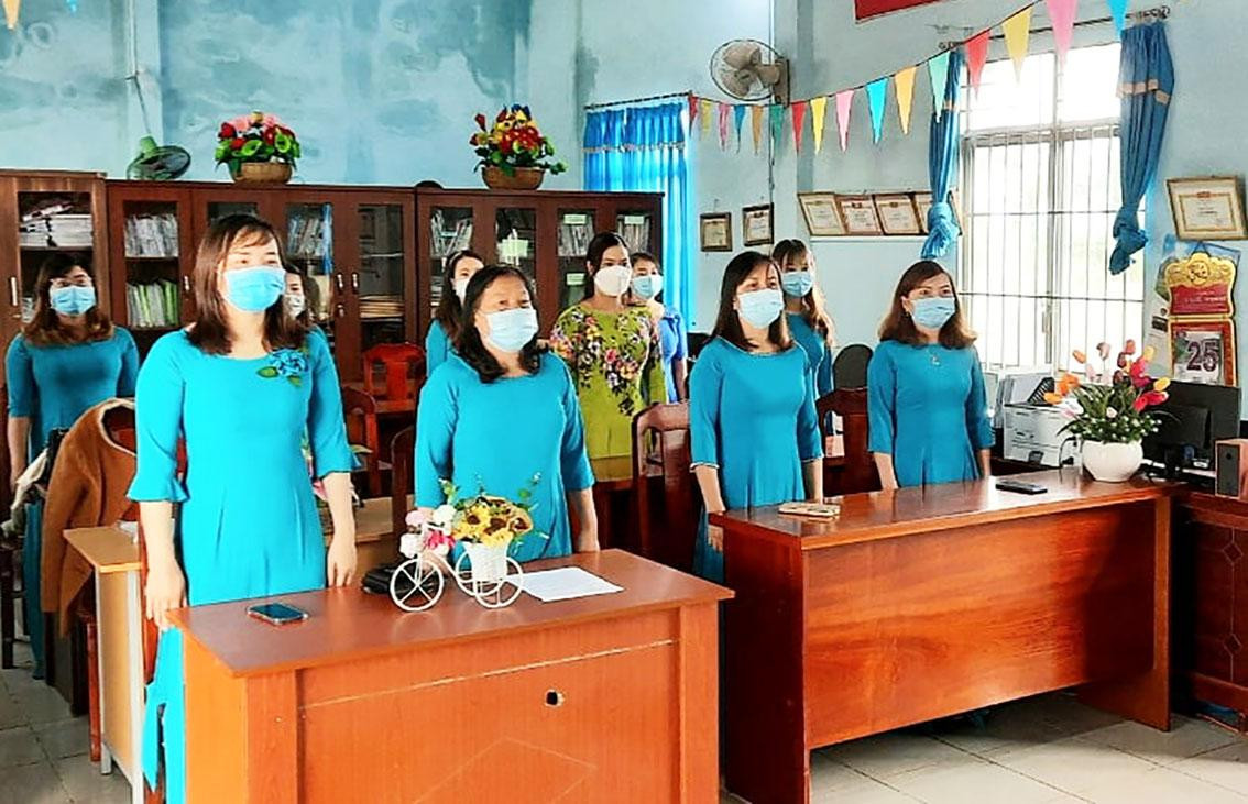 Giáo viên dự lễ khai giảng năm học mới 2021 - 2022 qua sóng truyền hình Giáo viên dự lễ khai giảng năm học mới 2021 - 2022 qua sóng truyền hình