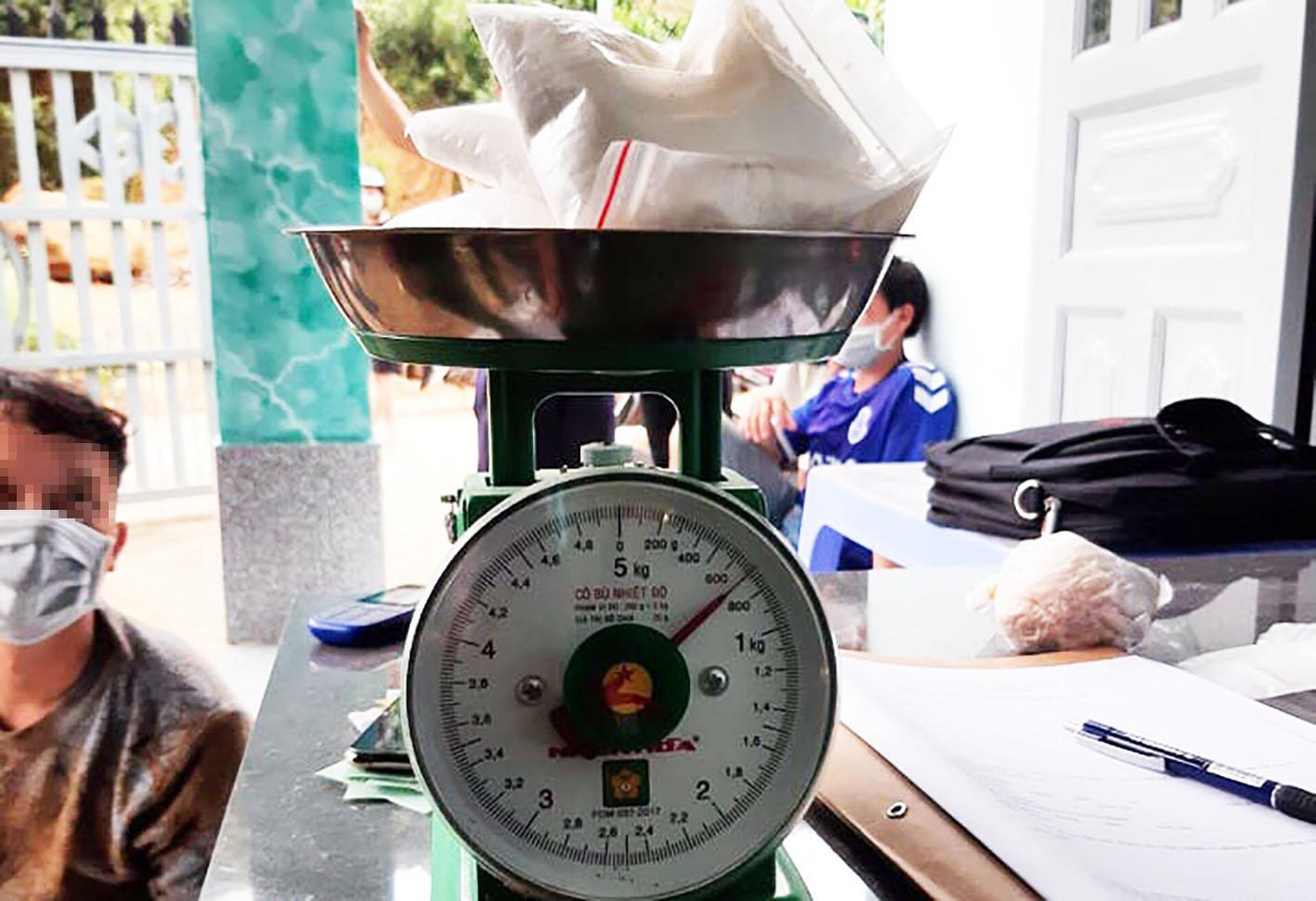 Vũ và số tinh chất nghi ma túy mang theo bên mình Vũ và số tinh chất nghi ma túy mang theo bên mình