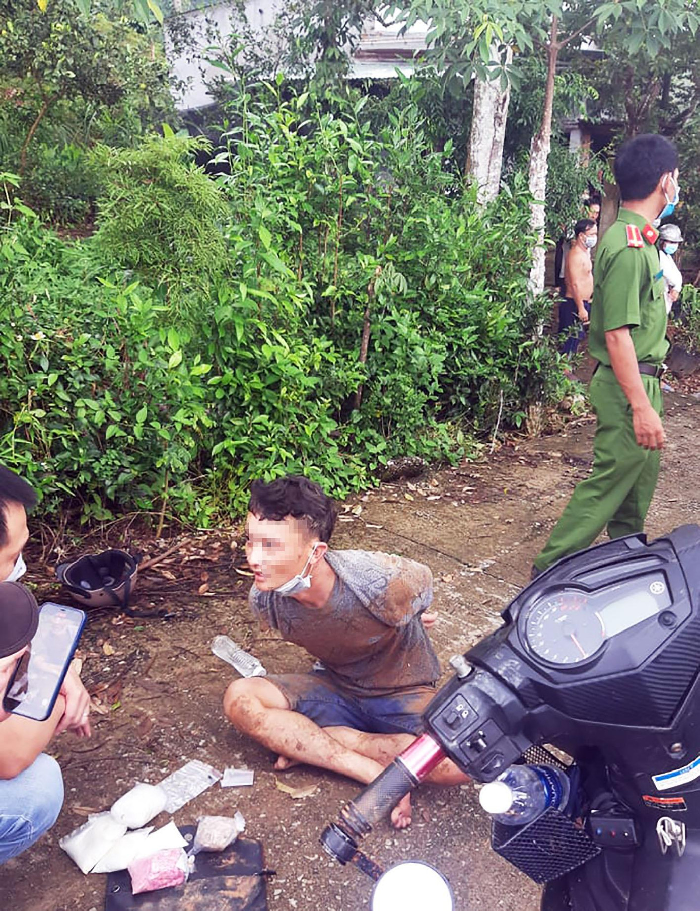 T.T.V bị công an vây bắt T.T.V bị công an vây bắt