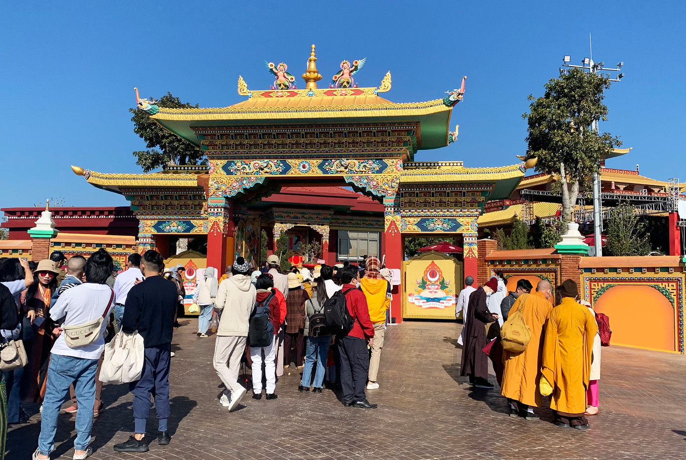 Du khách và người dân địa phương đến khu du lịch văn hóa tâm linh.