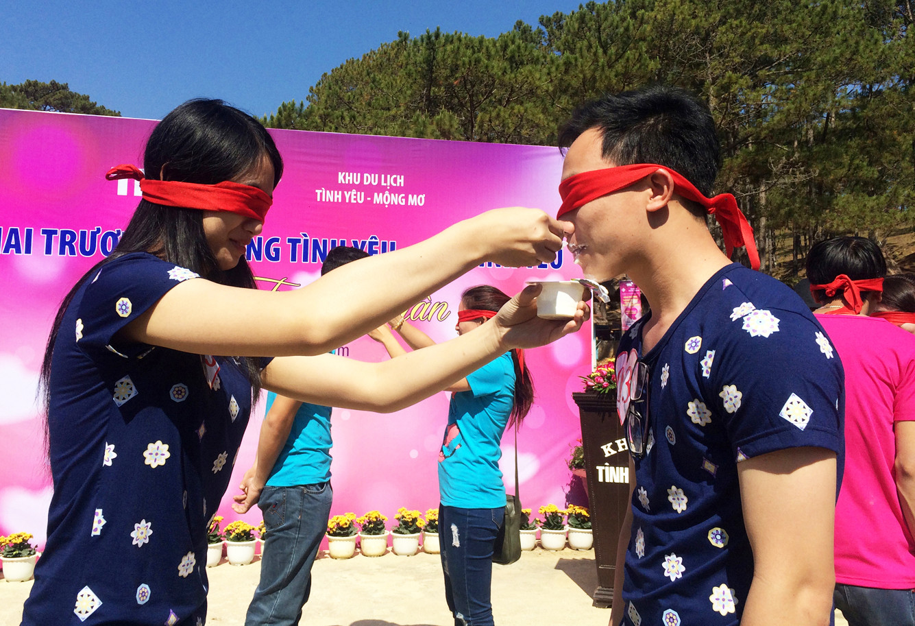 Các bạn trẻ tham gia trò chơi vui nhộn dịp Valentine ở Thung lũng tình yêu Các bạn trẻ tham gia trò chơi vui nhộn dịp Valentine ở Thung lũng tình yêu