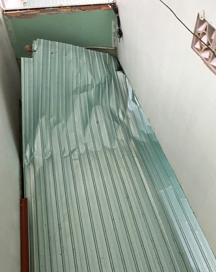 Các đối tượng tháo mái tôn hòng tẩu thoát Các đối tượng tháo mái tôn hòng tẩu thoát