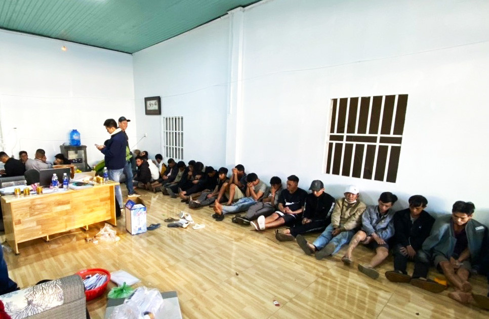 Hàng chục đối tượng bị bắt giữ trong vụ đánh bạc Hàng chục đối tượng bị bắt giữ trong vụ đánh bạc