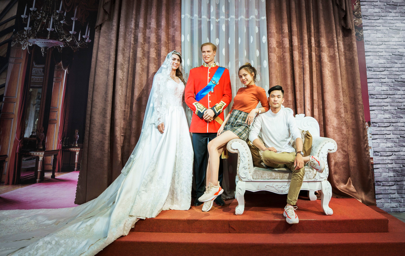 Chụp ảnh lưu niệm trong phòng trưng bày tượng sáp các nhân vật nổi tiếng thế giới Chụp ảnh lưu niệm trong phòng trưng bày tượng sáp các nhân vật nổi tiếng thế giới