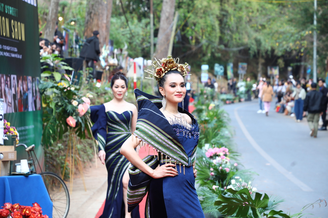 Biểu diễn thời trang K'Ho tại Cung đường nghệ thuật Đà Lạt.