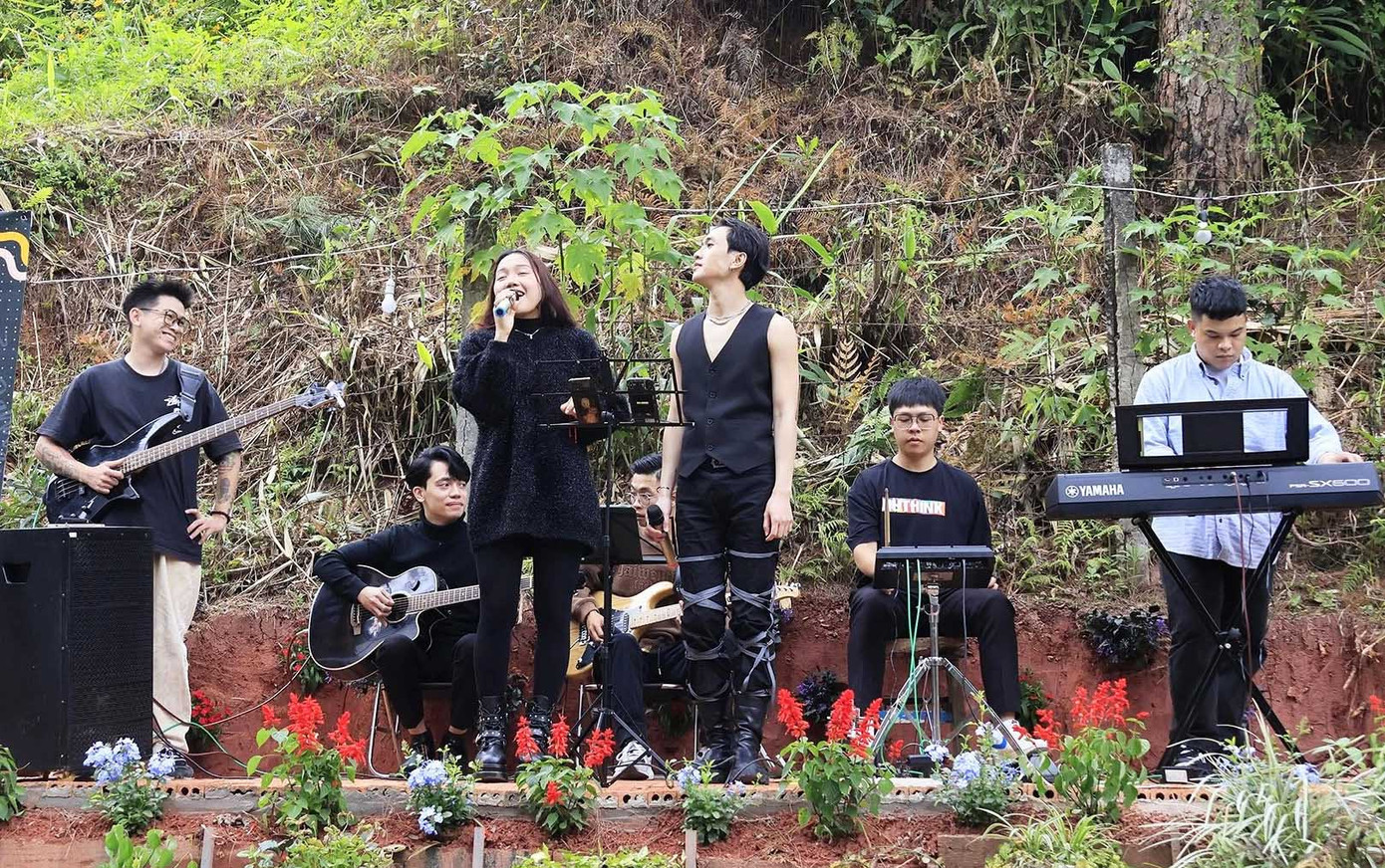 Các bạn trẻ biểu diễn âm nhạc trên đường phố Đà Lạt.