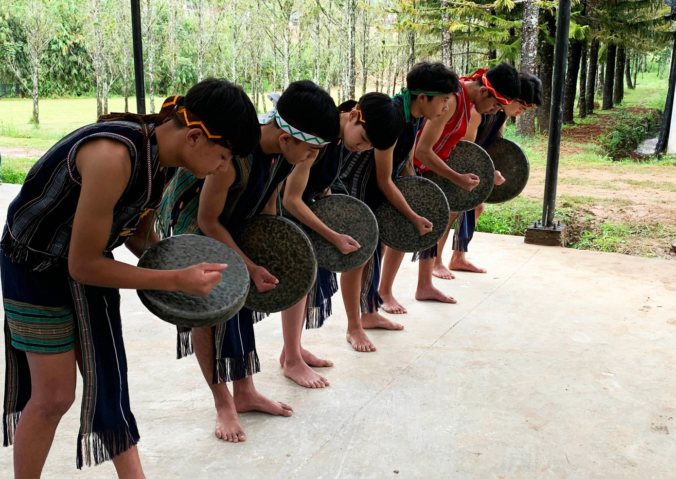 Trai làng đánh cồng chiêng mừng đám cưới Trai làng đánh cồng chiêng mừng đám cưới