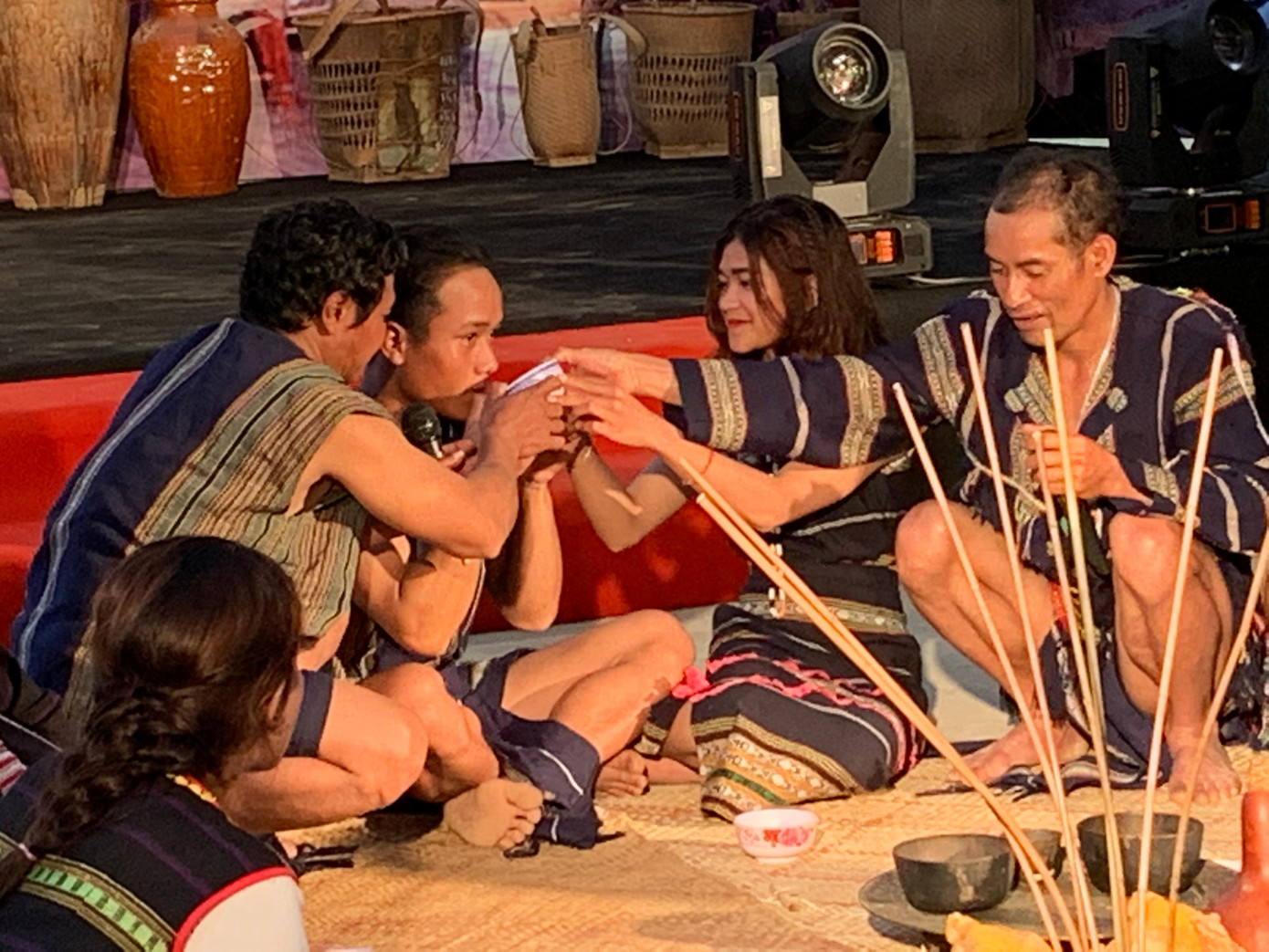 Chú rể uống rượu giao bôi Chú rể uống rượu giao bôi