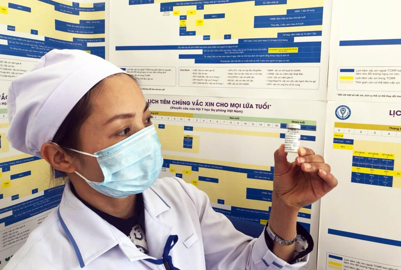 Kiểm tra vắc xin trước khi tiêm Kiểm tra vắc xin trước khi tiêm