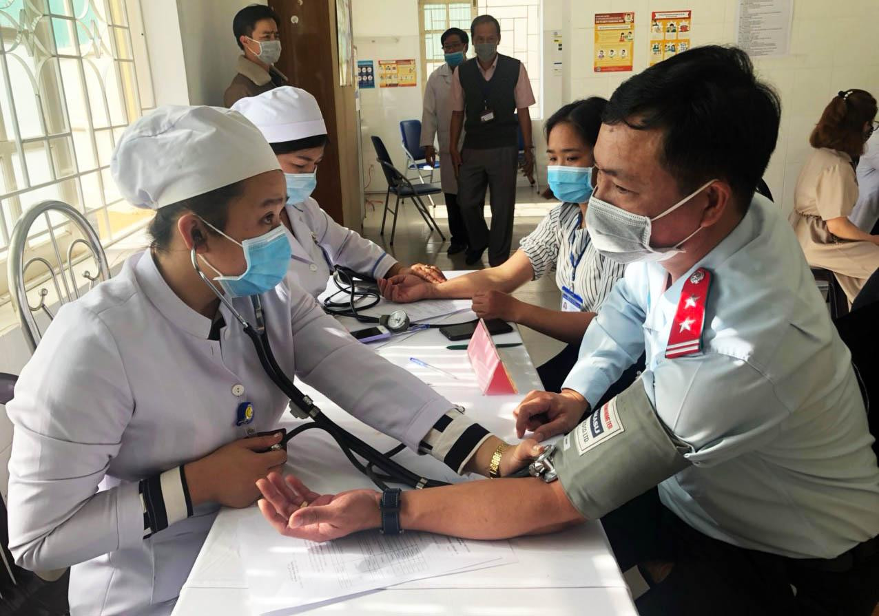 Khám sàng lọc rước khi tiêm vắc xin Khám sàng lọc rước khi tiêm vắc xin