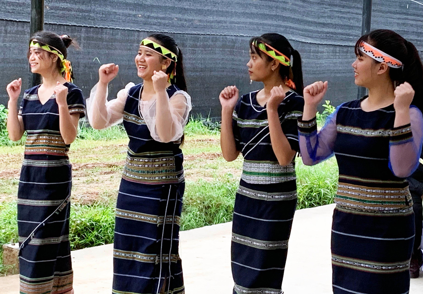 Các sơn nữ múa nhịp nhàng trong vòng xoang Các sơn nữ múa nhịp nhàng trong vòng xoang