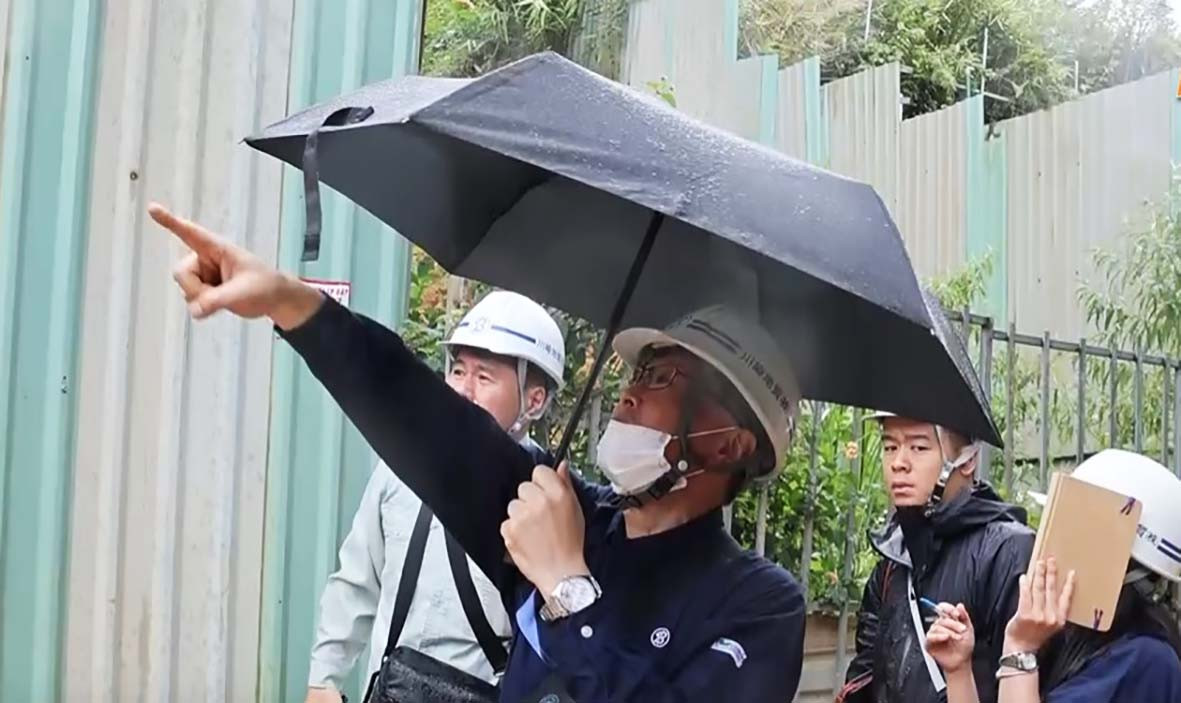 Các kỹ sư Nhật Bản khảo sát điểm sạt lở ở TP Đà Lạt. Các kỹ sư Nhật Bản khảo sát điểm sạt lở ở TP Đà Lạt.