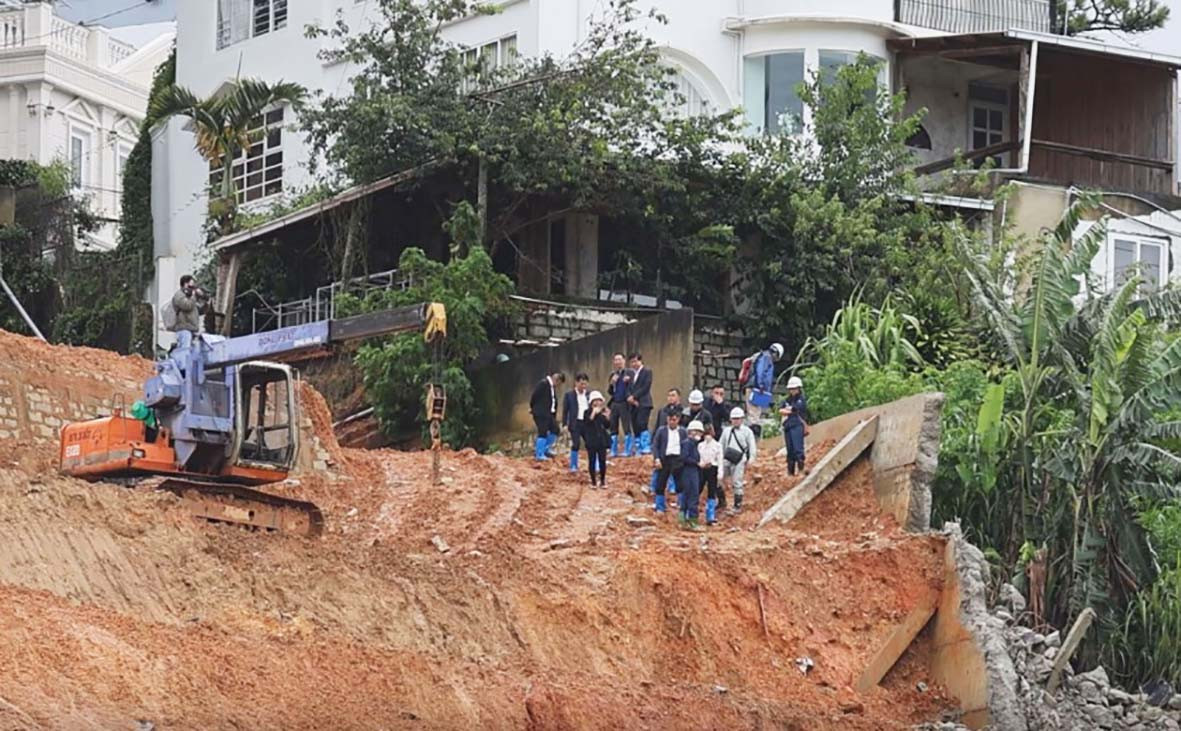 Đoàn chuyên gia Nhật Bản khảo sát hiện trường vụ sạt lở ở hẻm 36, đường Hoàng Hoa Thám. Đoàn chuyên gia Nhật Bản khảo sát hiện trường vụ sạt lở ở hẻm 36, đường Hoàng Hoa Thám.