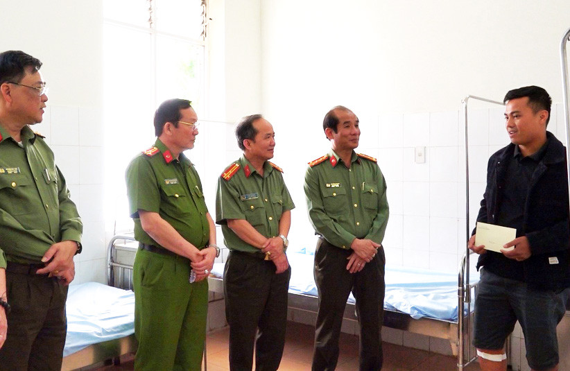 Lãnh đạo công an tỉnh Lâm Đồng thăm hỏi, động viên thượng úy Nguyễn Trung Kiên Lãnh đạo công an tỉnh Lâm Đồng thăm hỏi, động viên thượng úy Nguyễn Trung Kiên