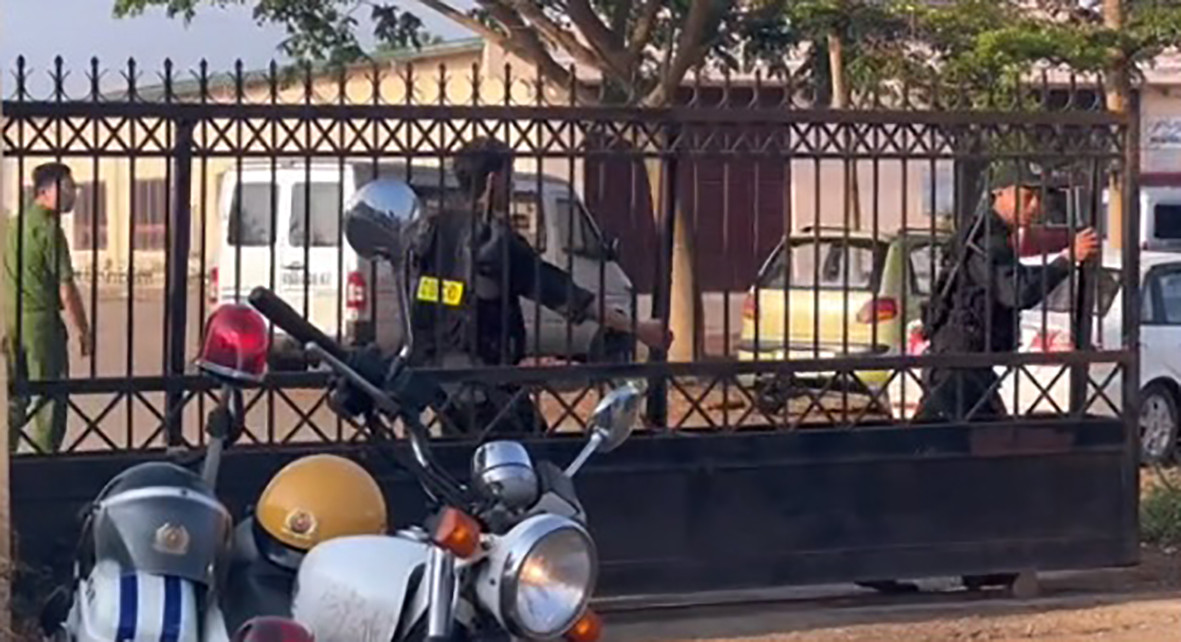 Công an phong tỏa Chi nhánh Đăng kiểm Đức Trọng 49-03S Công an phong tỏa Chi nhánh Đăng kiểm Đức Trọng 49-03S