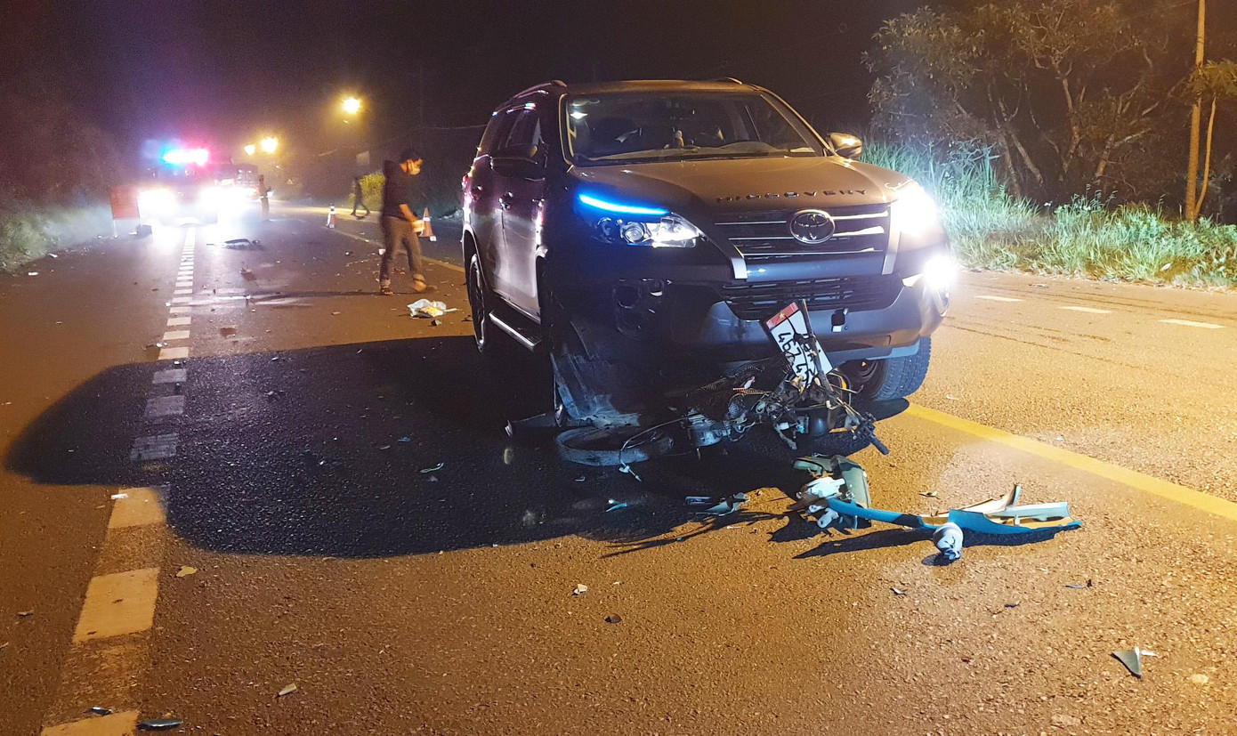 Ô tô kéo rê xe máy hàng chục mét, các mảnh vỡ của xe văng tung tóe