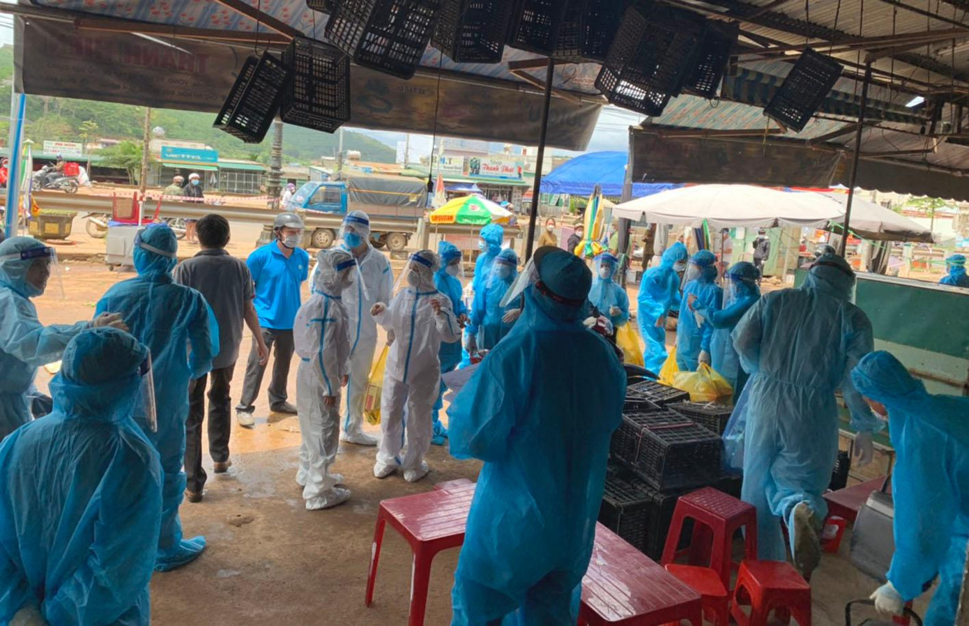 Khẩn trương truy vết, test nhanh tại thôn Fi Nôm