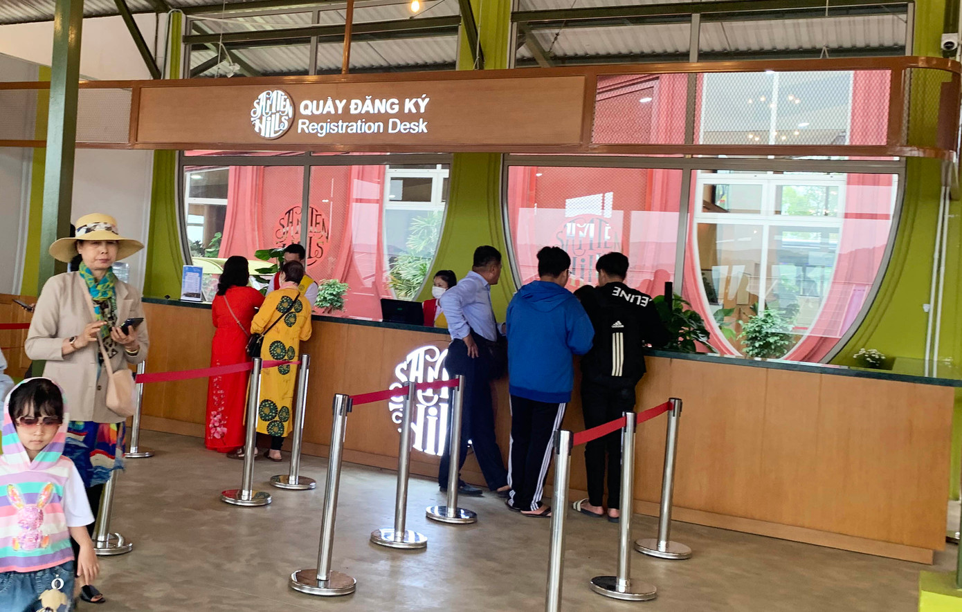 Khách lấy vé tham quan Samten Hills Dalat