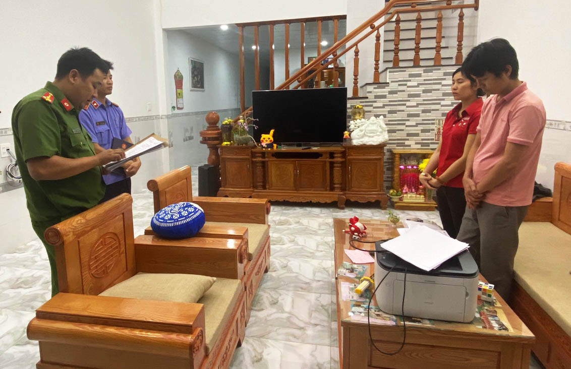 Công an đọc lệnh bắt tạm giam bị can Tạ Duy Phước