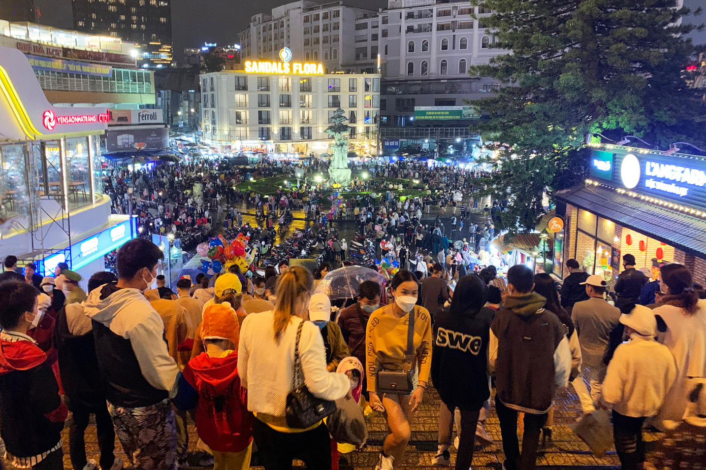 Chợ đêm Đà Lạt thường đông nghẹt khách