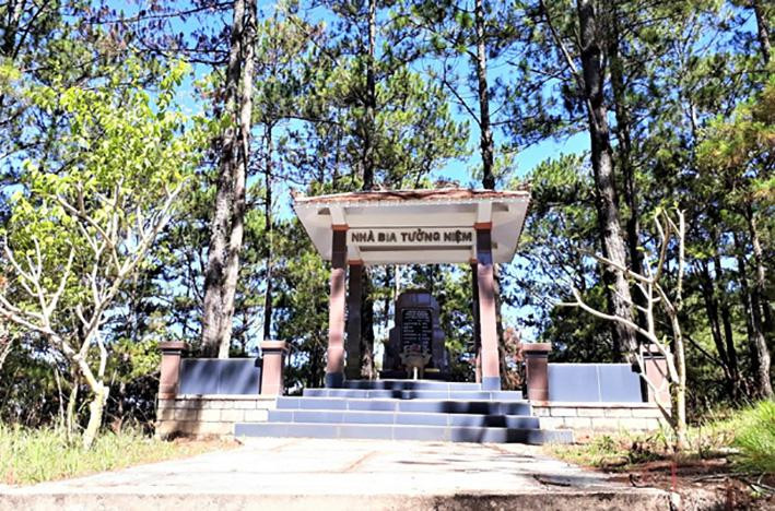 Nhà bia tưởng niệm được xây dựng ở nơi các y bác sĩ bị fulro phục kích, sát hại Nhà bia tưởng niệm được xây dựng ở nơi các y bác sĩ bị fulro phục kích, sát hại
