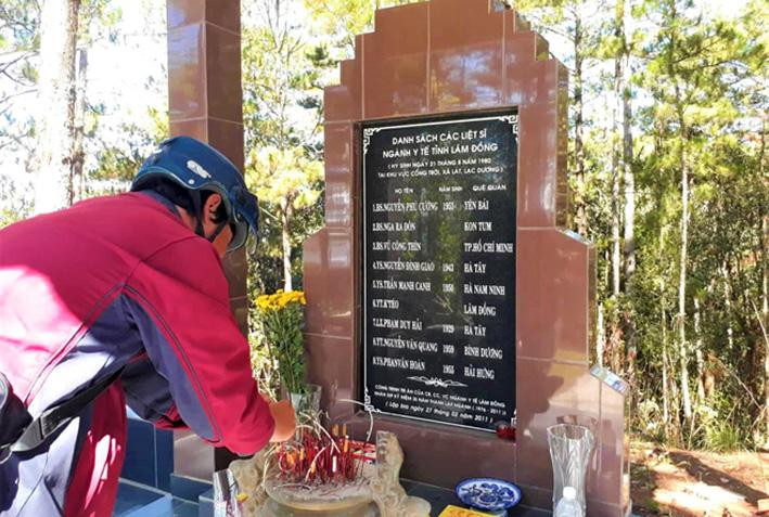 Thắp nhang tưởng niệm đoàn y bác sĩ bị fulro sát hại tại Cổng Trời Thắp nhang tưởng niệm đoàn y bác sĩ bị fulro sát hại tại Cổng Trời