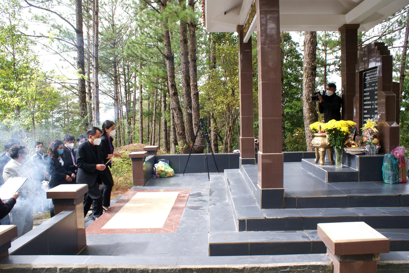 Đoàn cán bộ Sở Y tế và huyện Lạc Dương dâng hương tại Nhà bia tưởng niệm Đoàn cán bộ Sở Y tế và huyện Lạc Dương dâng hương tại Nhà bia tưởng niệm