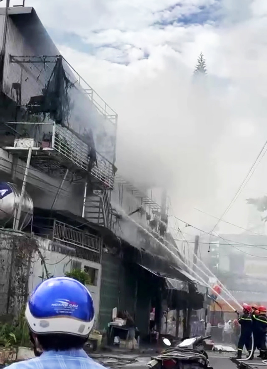 Lực lượng cứu hỏa nỗ lực chữa cháy