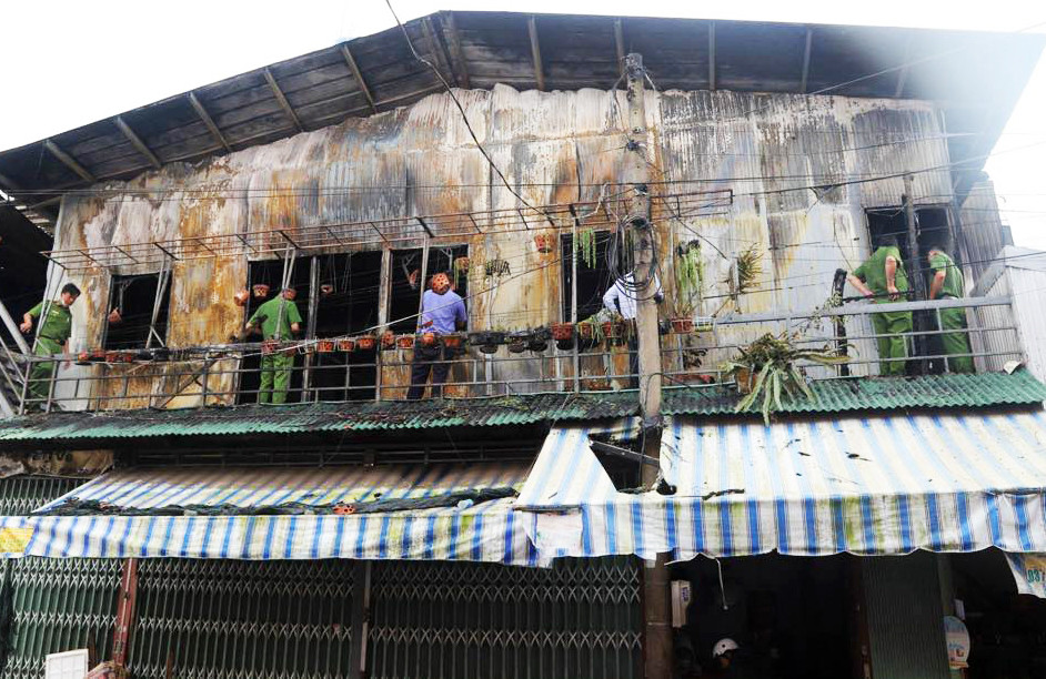 Lực lượng chức năng khám nghiệm hiện trường vụ hỏa hoạn