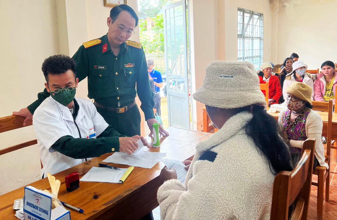 Học viện lục quân khám, phát thuốc miễn phí cho người dân xã Đạ Chais
