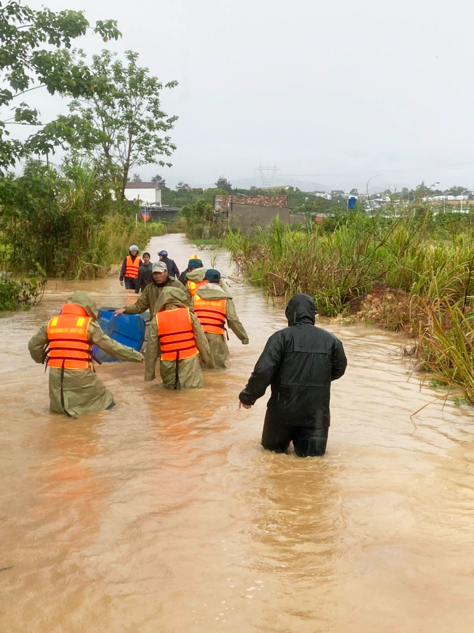 Bộ đội cứu hộ cứu nạn ở vùng lũ