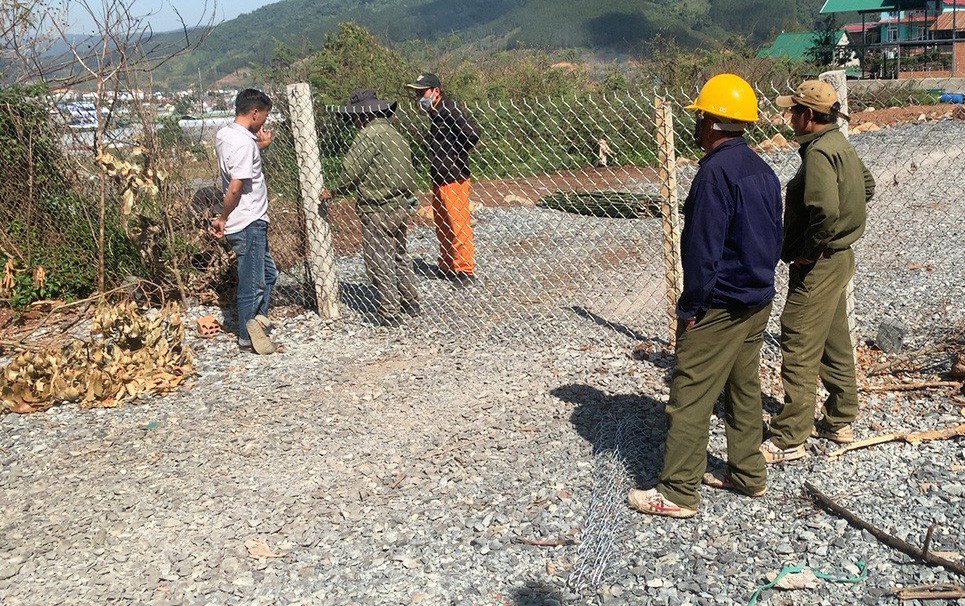 Lực lượng chức năng dùng lưới B40 bít lối đường đấu nối trái phép vào cao tốc