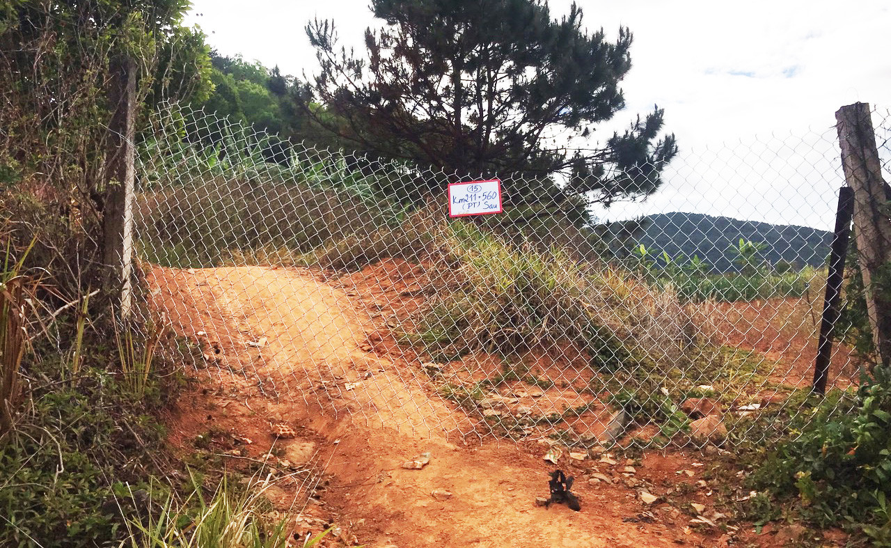 Rào chắn một đường mòn đấu nối trái phép vào cao tốc