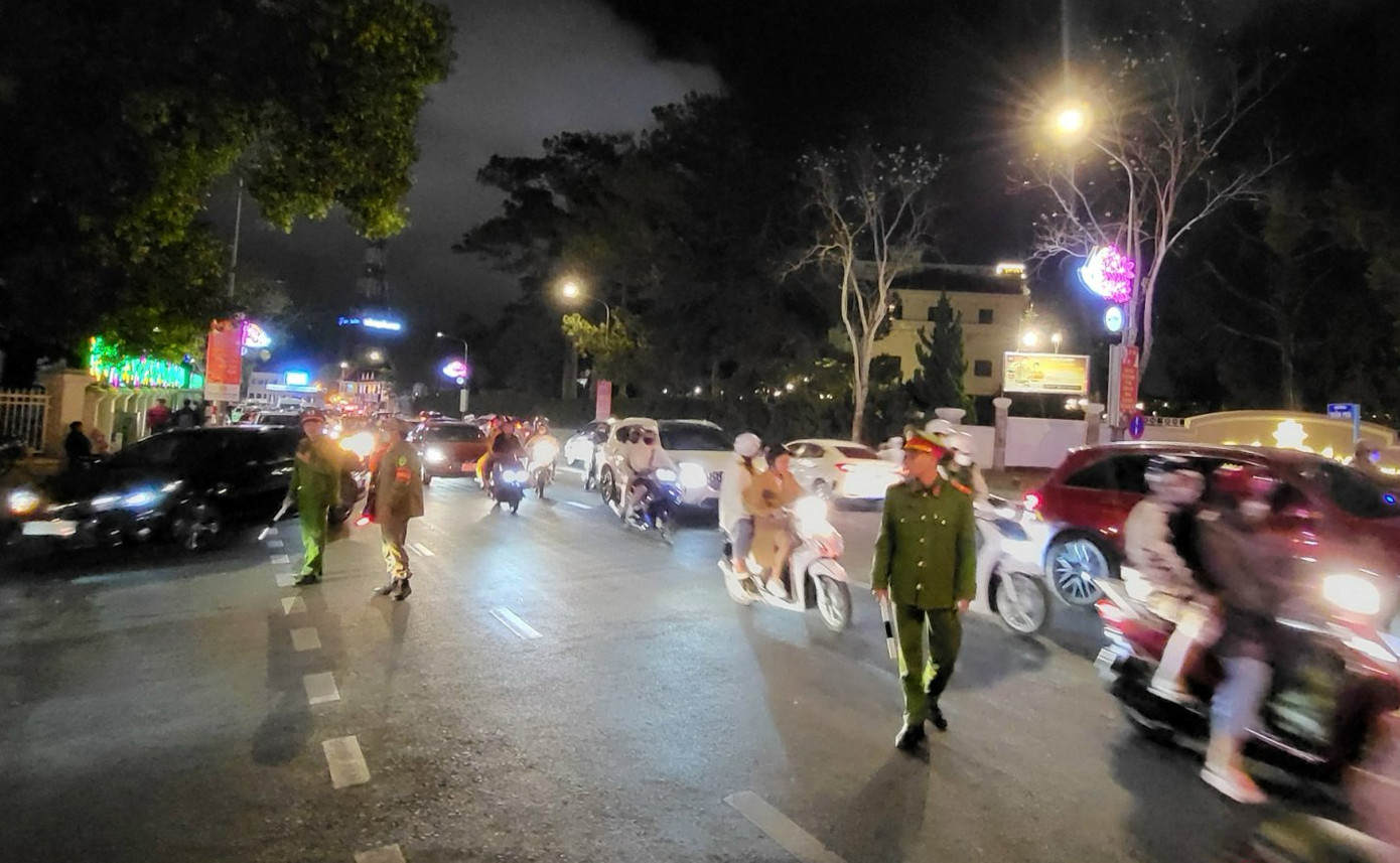 Lực lượng chức năng tích cực điều tiết giao thông Lực lượng chức năng tích cực điều tiết giao thông