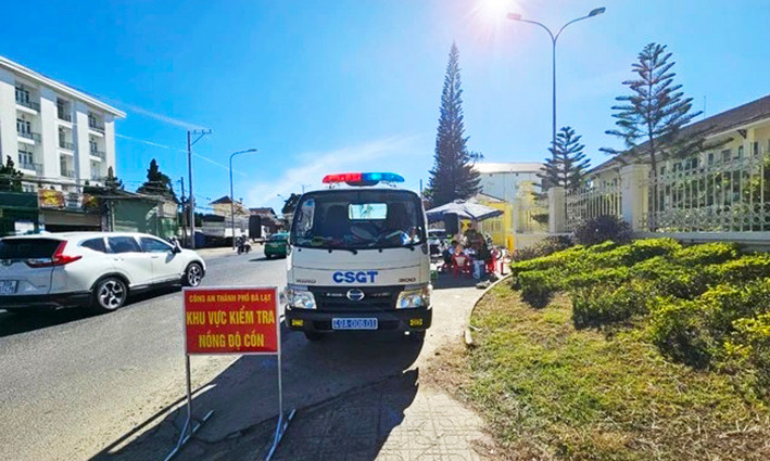 Tăng cường kiểm tra nồng độ cồn đối với những người điều khiển phương tiện giao thông Tăng cường kiểm tra nồng độ cồn đối với những người điều khiển phương tiện giao thông